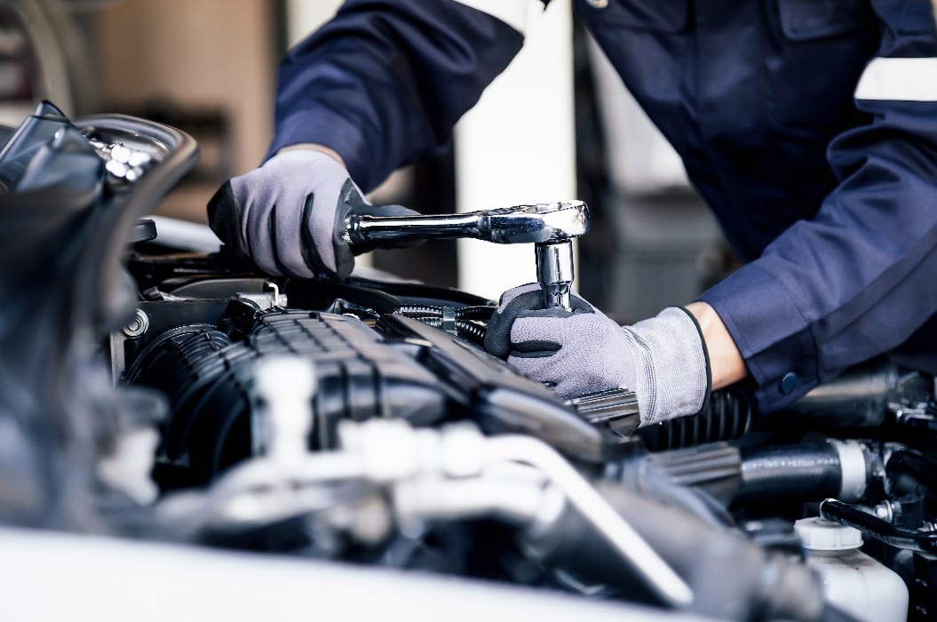 Automechaniker arbeitet am Motor eines Autos