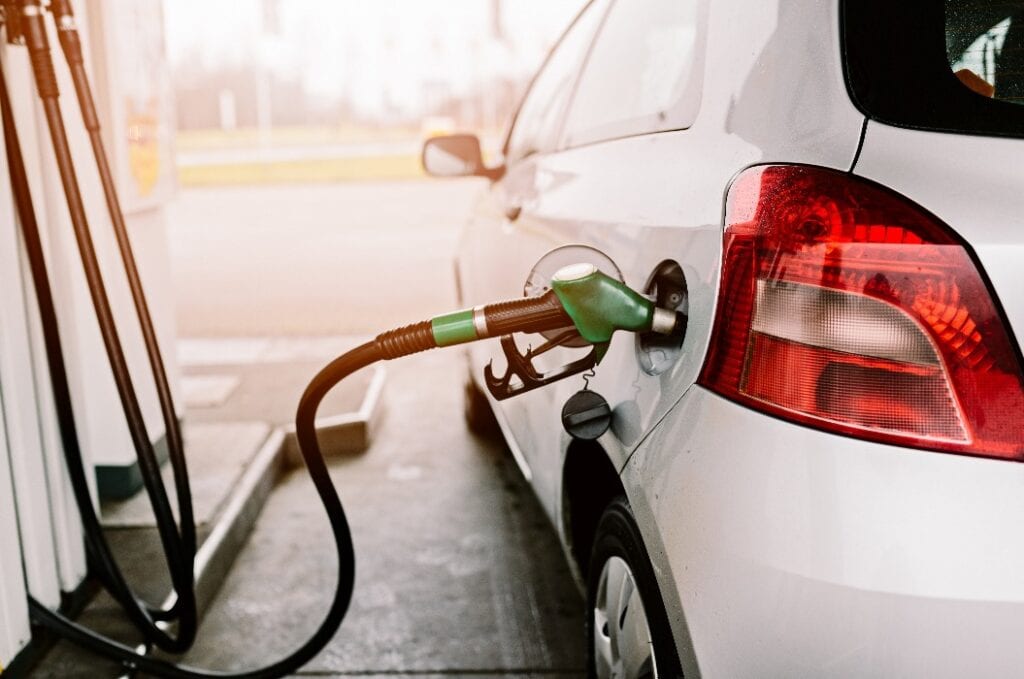 Auto an einer Tankstelle